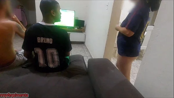 fiz sexo com amigo do meu marido por causa de uma aposta, fiquei com tesão e acabei fazendo DP com os dois