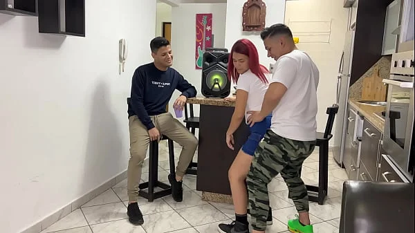 Bailando Reggaeton con la Novia de mi Amigo y Le Froto mi Polla en su Culo al Frente de el NTR Netorare